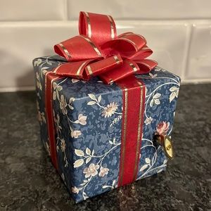 Pretti-Pak Music Wrapped Gift Box "Ave Maria"